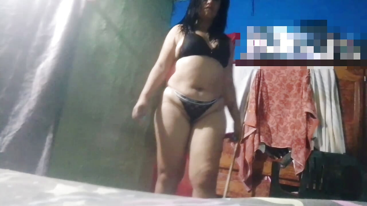 Morena muestra su gran culo para que su cuñado se masturbe