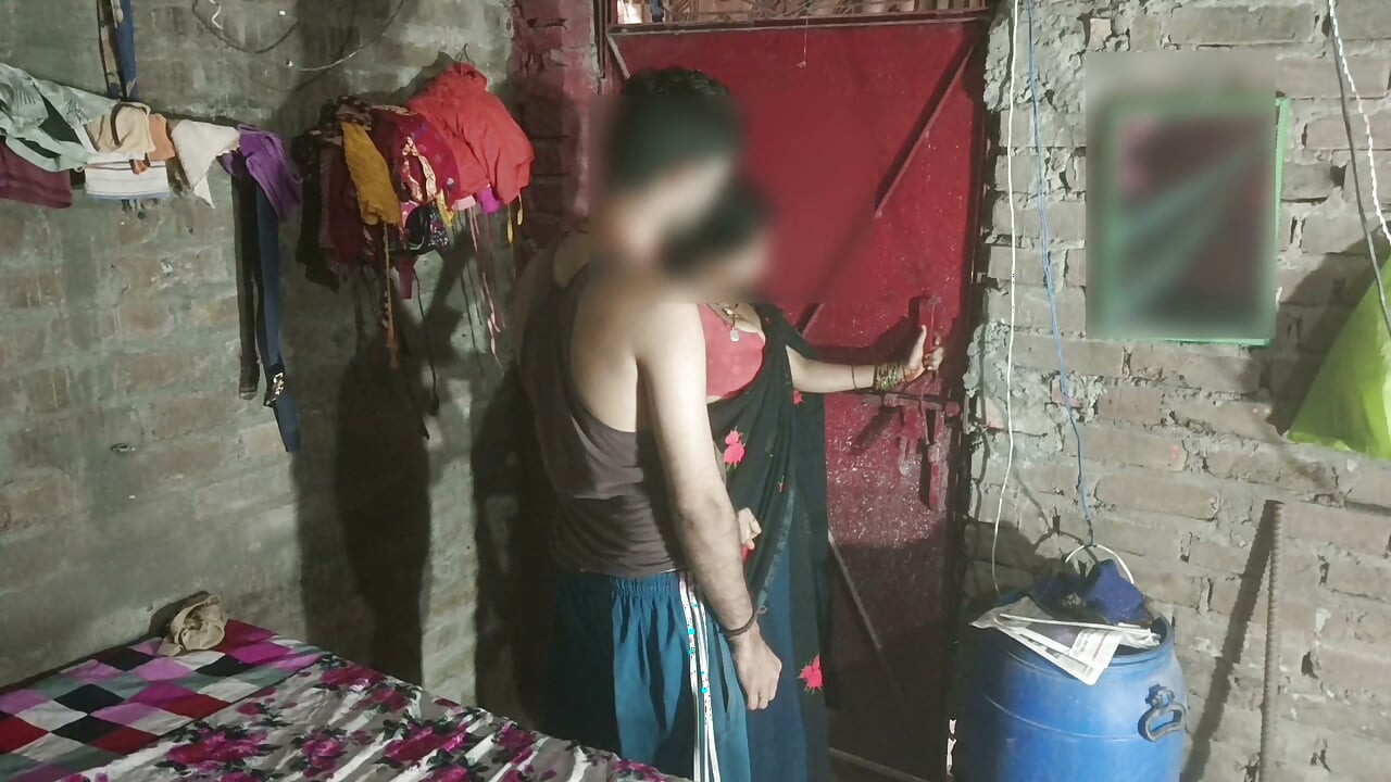 Sexo secreto em plena luz do dia, o cunhado entrou no quarto da cunhada e convenceu a cunhada, depois chupou os mamilos, escolheu a cunhada, a cunhada desceu no pau e ficou de pé para o médico.