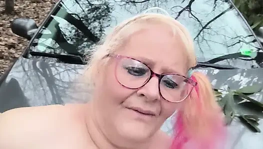 Незнакомцы ближе к наклоняющейся шлюхе