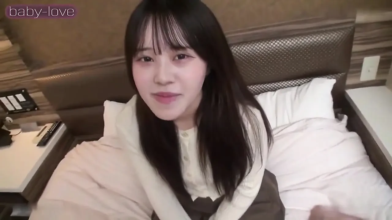 她的第一次拍摄. 一个小镇美女走进未知世界.