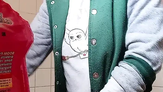 Горничная трахает себя, пока убирается