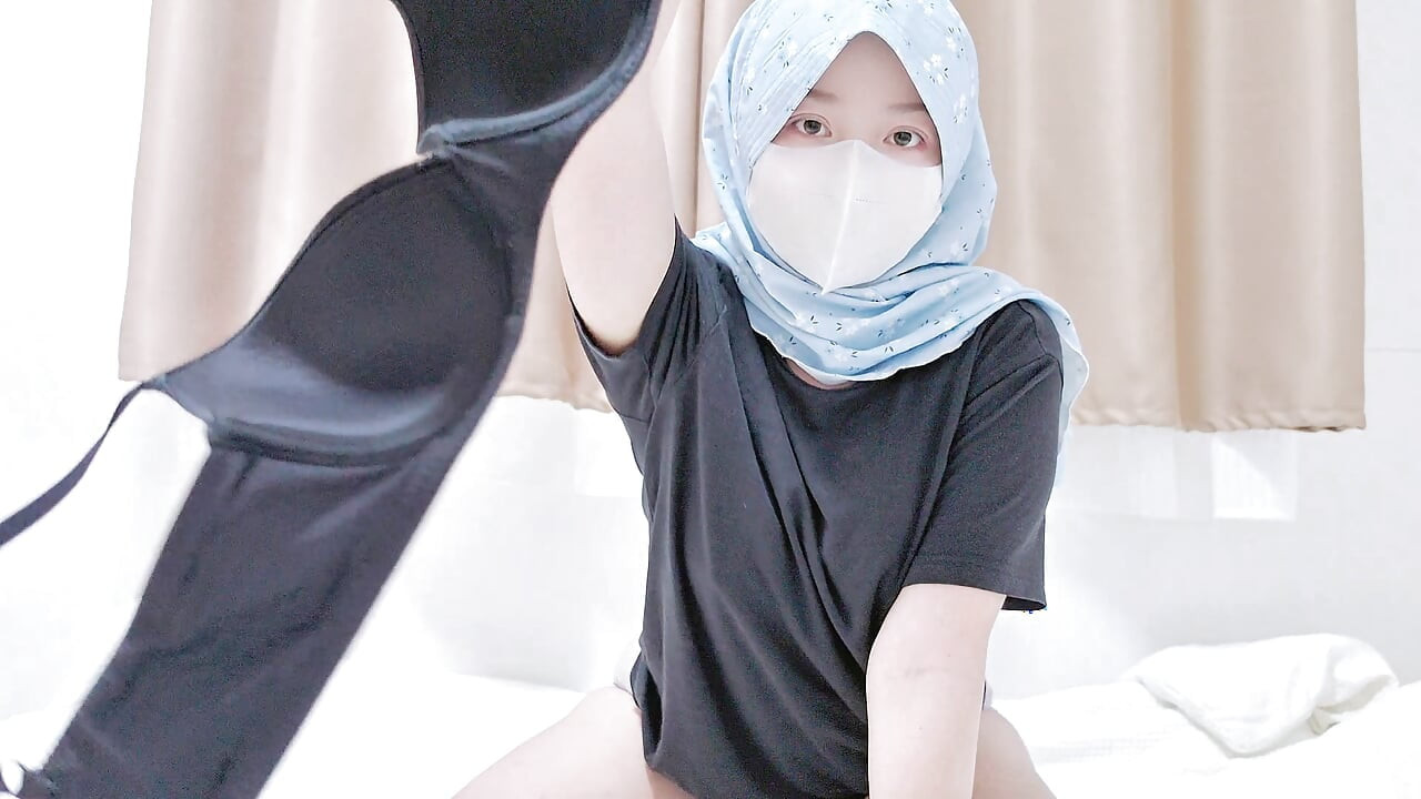 POV: Você assiste sua menina hijabi provocar em uma camiseta brincalhona e tímida.
