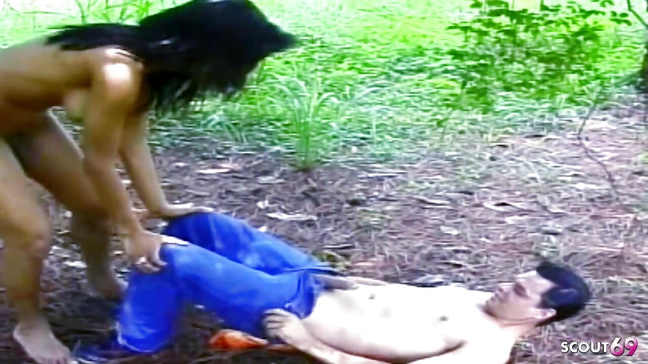 बड़े स्तन वाली लैटिना किन्नर लड़के को पेड़ के खिलाफ बाहर तब तक चोदती है जब तक कि वह वीर्य नहीं छोड़ देता