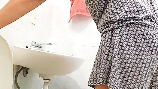 SEXY MATURE WOMAN WITH A PERFECTLY SHAVED PUSSY SHOWS OFF HER BEAUTIFUL TITS