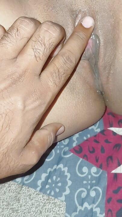 Hati gembira melihat gelang-gelang Desi Bhabhi