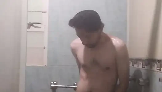Yakışıklı adam duş alıyor