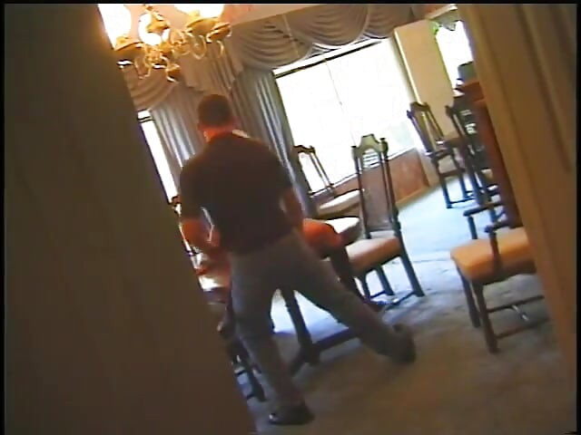 Loira sexy chupa o pau do homem e depois é fodida no cu no chão da sala de jantar
