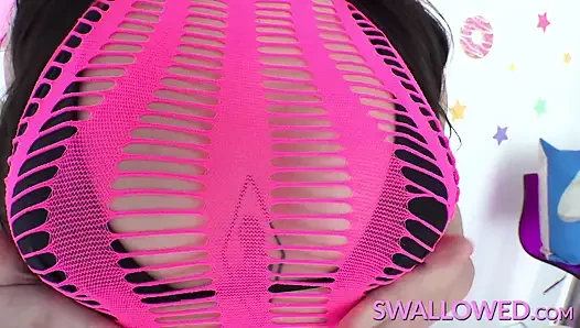 Iris leon yang lagi telan sperma sambil nyepong