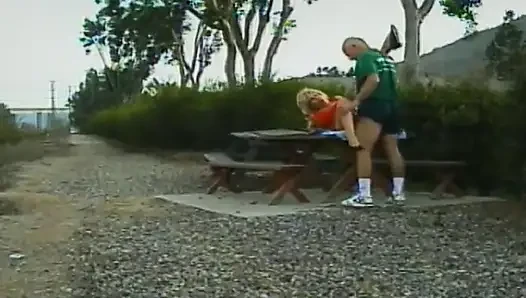 Geiler alter mann nagelt blonde MILF auf einem picknickplatz