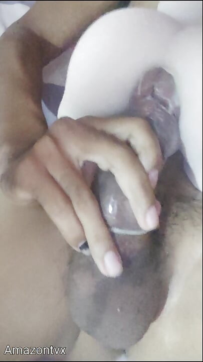 Une sodomie maison chevauche ma bite avec son anus étroit