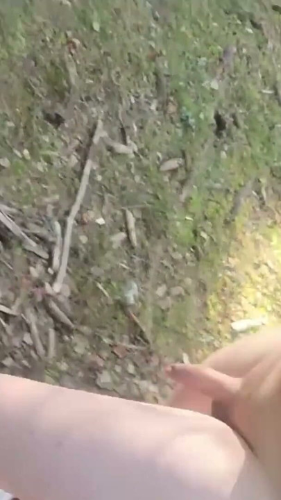 Caminando desnuda por el bosque y tirando toda mi ropa (casi me pillan) | Clip 1