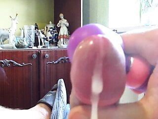 Masturbação caseira de um pau com um brinquedo até o orgasmo