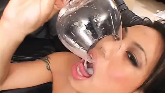Böse asiatische schlampe lucy thai mag sperma ihres liebhabers nach heißer doppelpenetration trinken