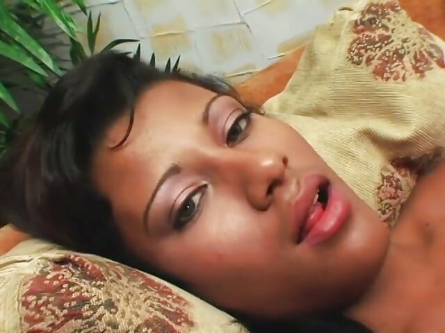 Ladyboy sa čokoladnom kožom ima mladog momka koji jaše njen kurac