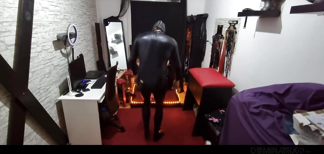 乳胶 Gimp 舌头我勃动的阴户 - Domme 到处喷
