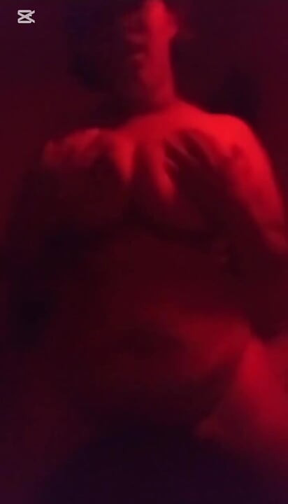 MA BELLE-MÈRE VIENT DANS MA CHAMBRE ROUGE