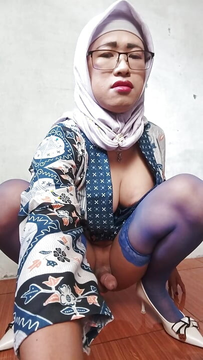 Hijab shemales com grandes paus dildo se masturbam até ela gozar