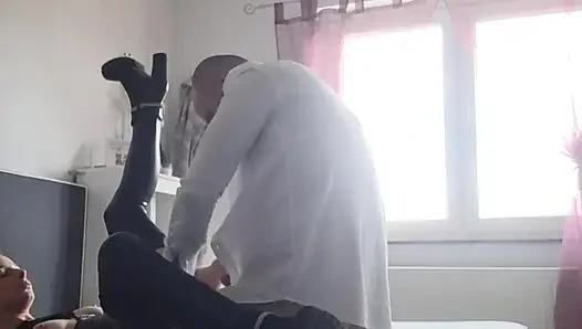 Saat pulang kerja, dia mengandalkan ngentot