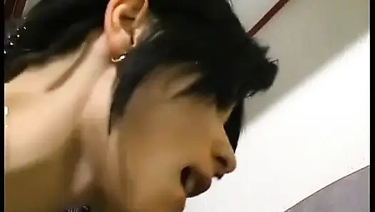 Casting eines jungen paares mit einer hübschen brünette mit sperma im mund geknallt