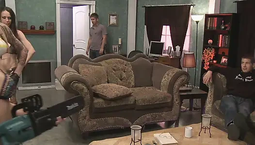 İki güzel kız kanepede iki sert yarakla sikiliyor