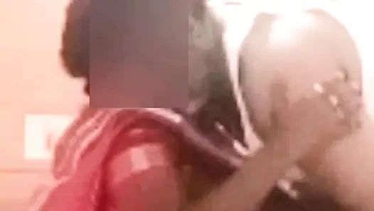 Индийская дези тамильская толстушка жена Латха стоя обнять задницу сжать и лизать киску финансист для оплаты долга!