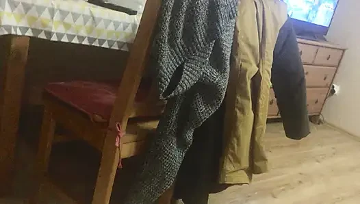 Индонезийка на коленях сосёт член