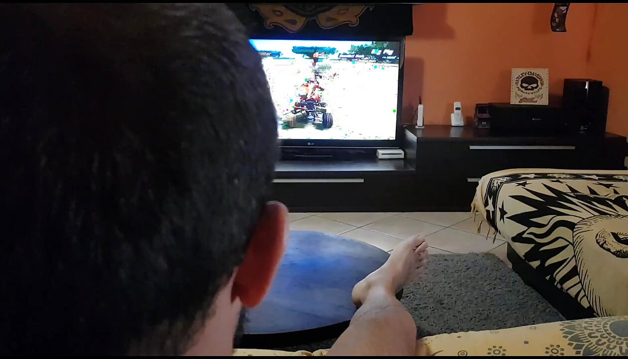 Tommy spielt auf der Playstation und Lady Muffin mit seinem schwanz