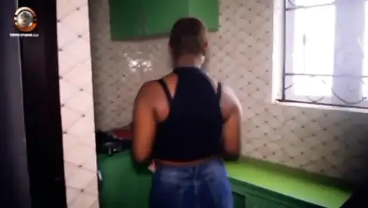 Mutfakta ateşli sikiş amcığını kremletiyor ve fışkırtıyor