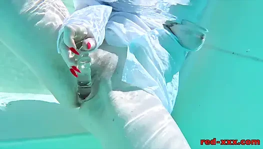 Si cewek sange rambut merah lagi sange di pinggir kolam renang