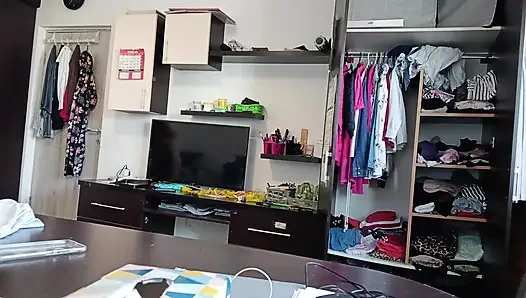 Женщина Развлекается Примеряя Одежду И Разрезая Ее В Любительском Видео.