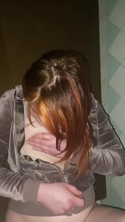 لعق الثدي - منفردا