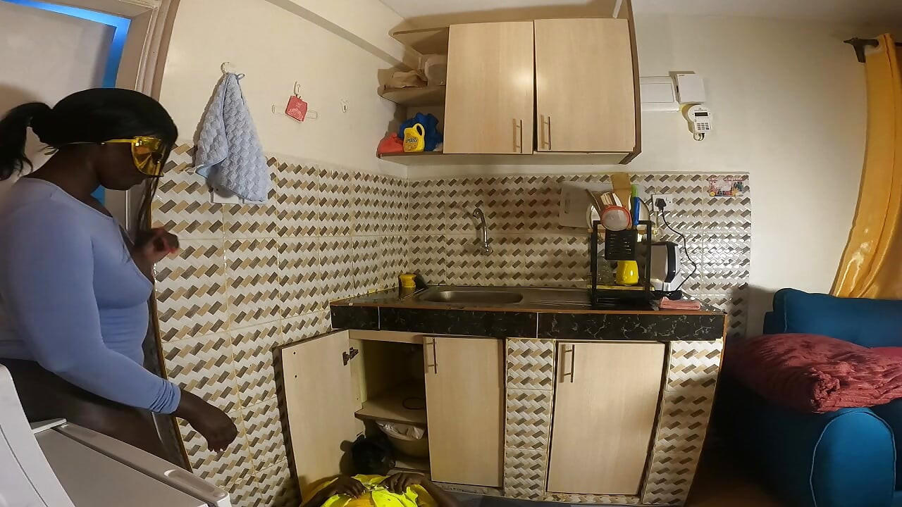 Encanador com tesão perfurando sua bunda grande