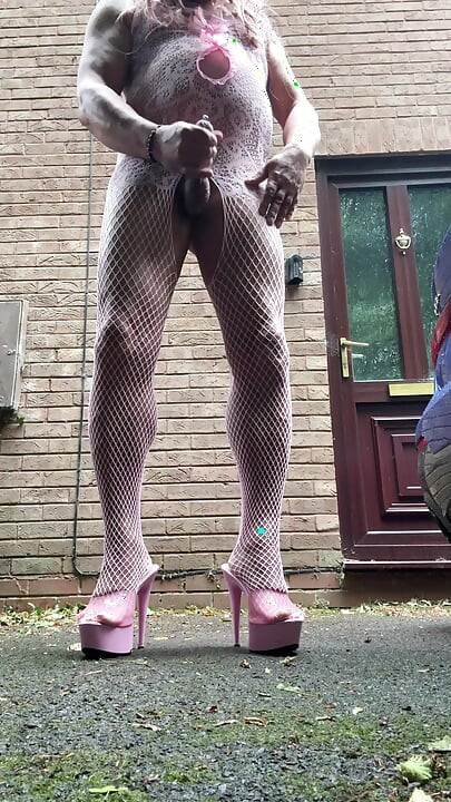 Sexy Crossdresser Kellycd2022, vidéo rapide du matin en body en résille rose et talons