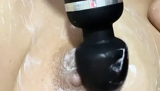 Ibu menggetarkan payudara besarnya dengan vibrator besarnya