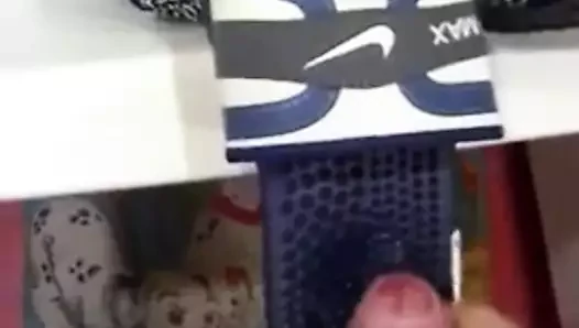 Dans la salle de bain avec une tong