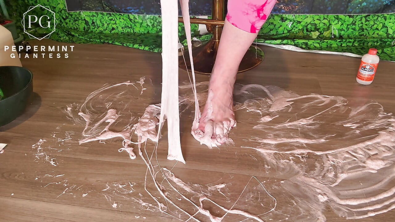 Giantess veličine 16 stopa čini savršenu ljigu od ogrebotine asmr igra stopala