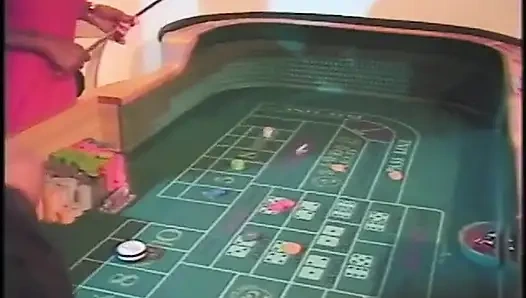 Kızıl saçlı ve esmer büyük memeli zenci kızlar yarak emiyor ve götlerini siktiriyor