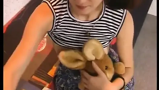 Brunette lucu disodok dan dildo