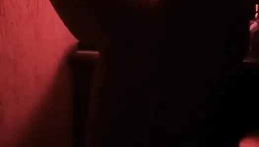 Интенсивный романский секс в красной комнате приводит к кримпаю