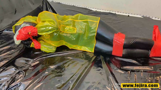 Fejira com vêtue d'un imperméable en plastique jaune attaché avec du ruban