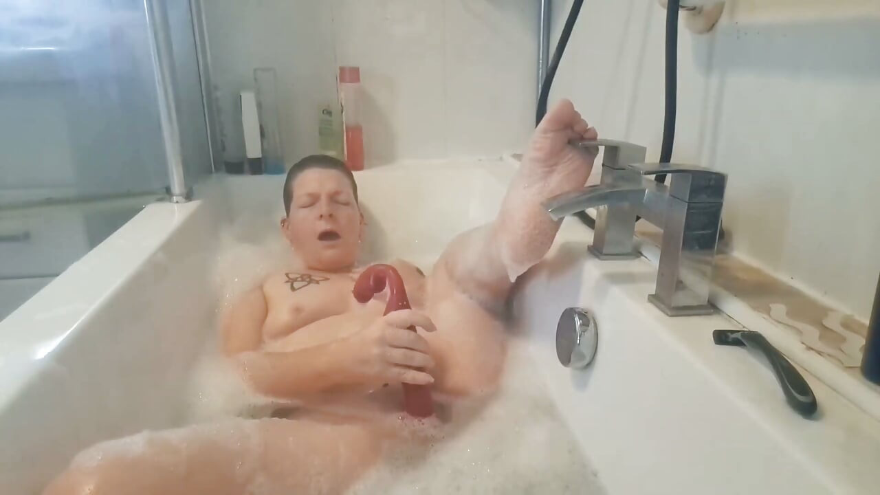 목욕을 하고 면도와 오르가즘을 느끼는