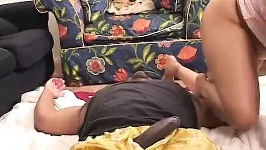 Kira si ibu-ibu semok kulit hitam dengan pantat bahenol dan toket besar dientot habis-habisan sama palooka si cowok botak kulit hitam dengan seragam merah muda