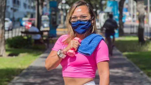 Une prof de gym péruvienne surprise en train de faire des exercices torrides