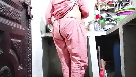 Cewek pakistan seksi nyepong kontol pacarnya