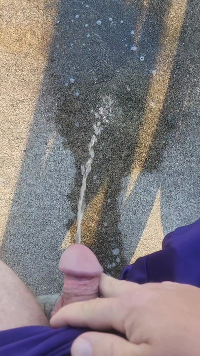 「Piss, piss, and more piss」の魅惑的な瞬間。