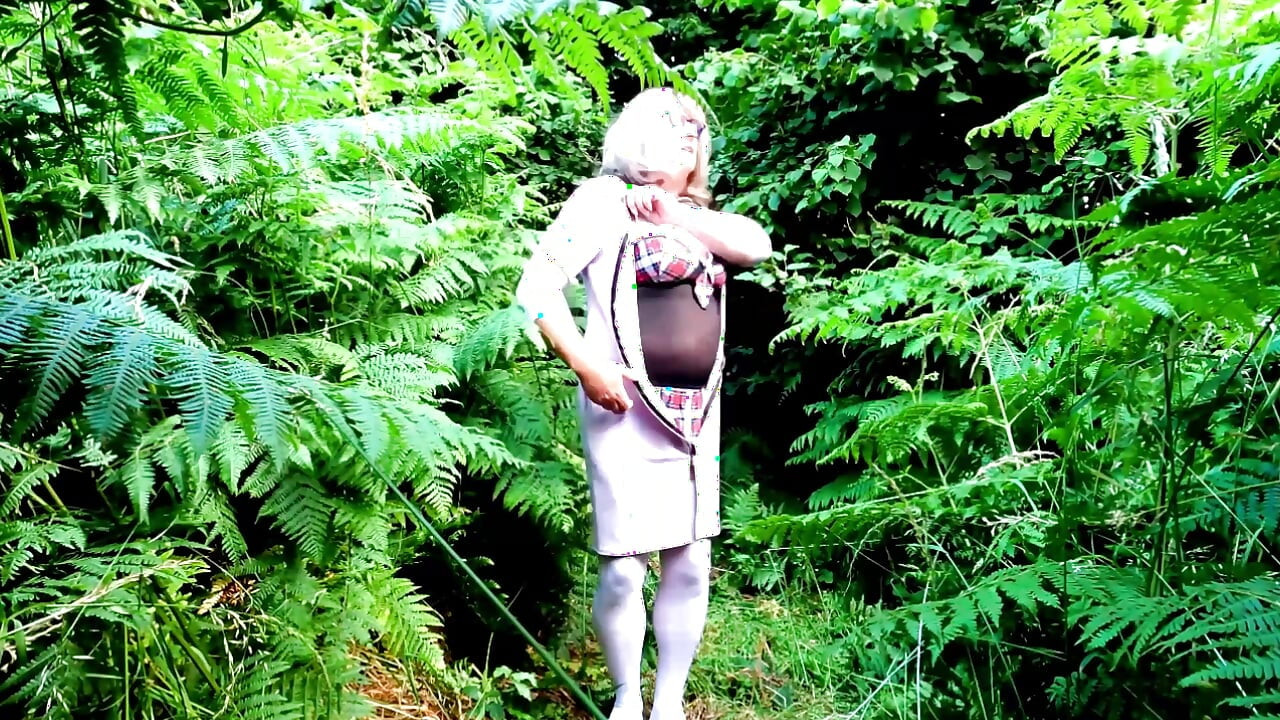 Kellycd2022 horny in the woods