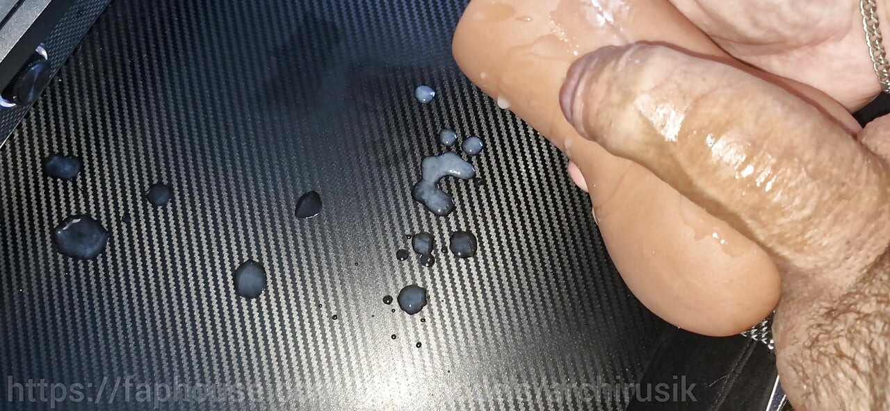 おもちゃは彼らの大きなチンコの精液で冷たく満たされている
