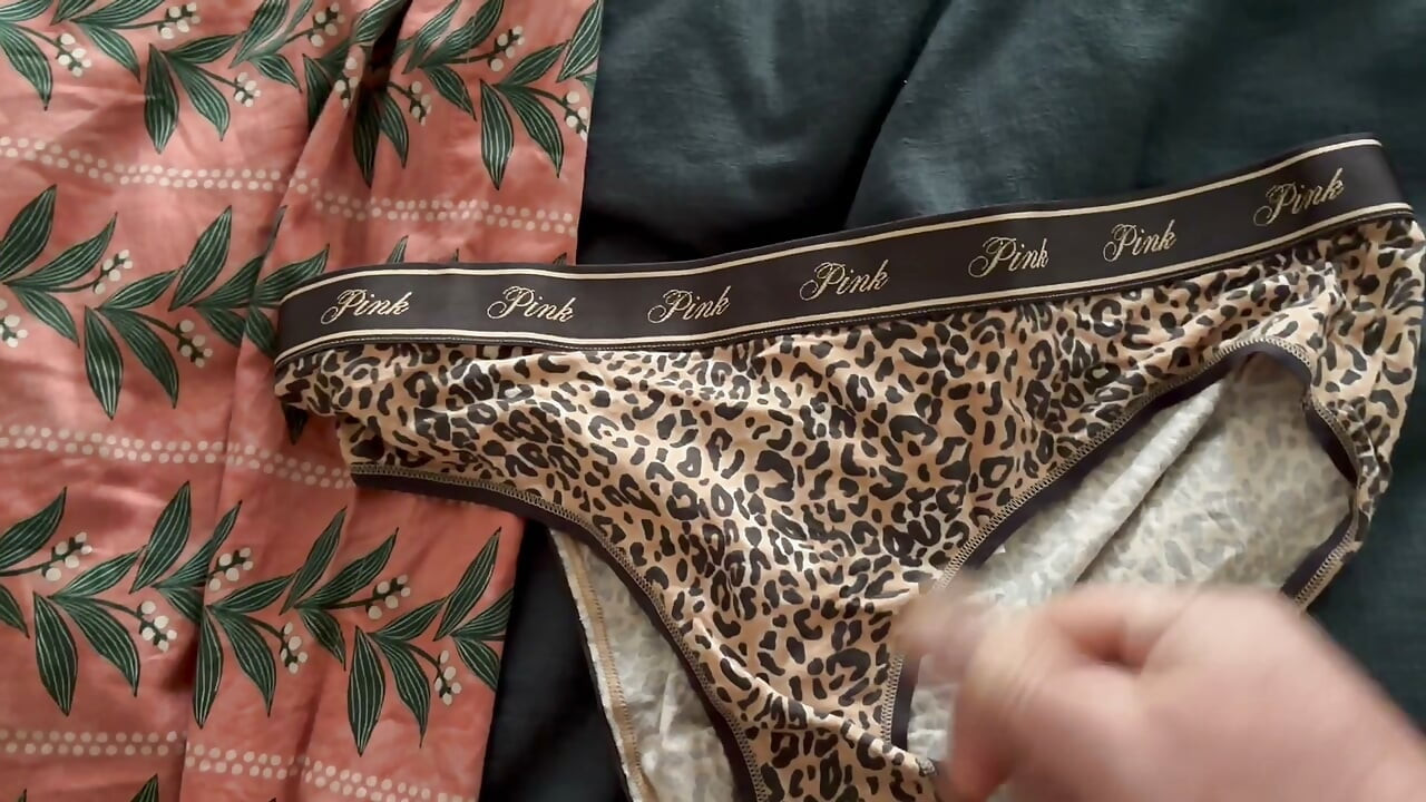 射在維多利亞的秘密豹紋內褲上