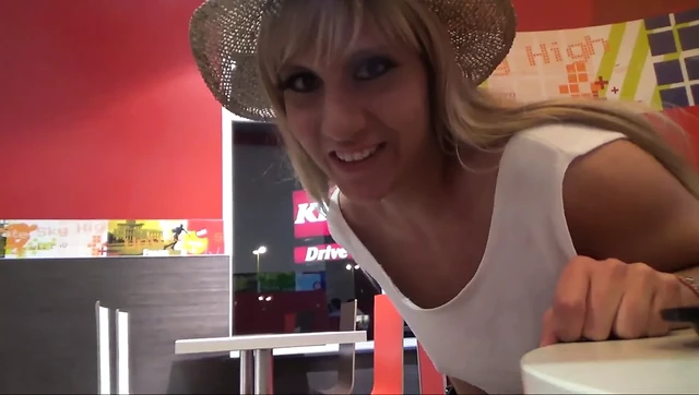 Dreiste Sau pisst ins KFC Restaurant!