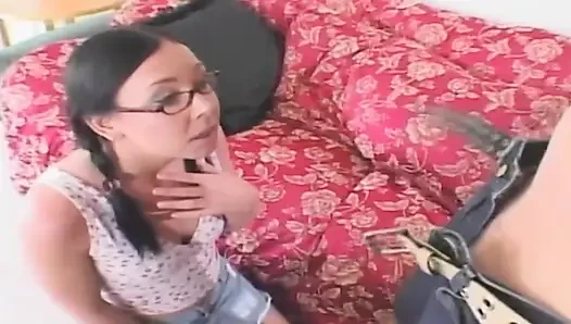Cewek sange rambut cokelat lagi asik fingering dan jilat sampai muncrat banyak banget